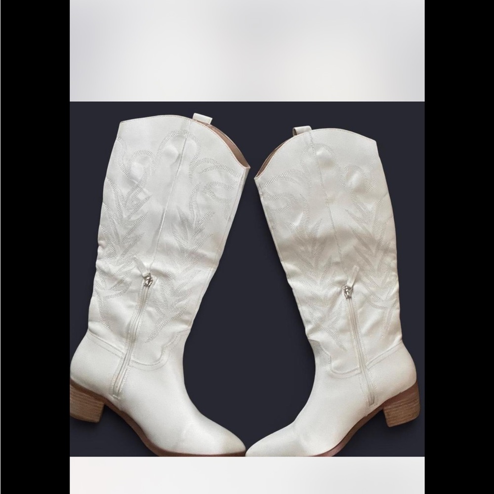Buckle White Embroidered Heeled Boots